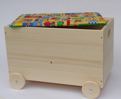 Obrázek z Dřevěná truhla na hračky